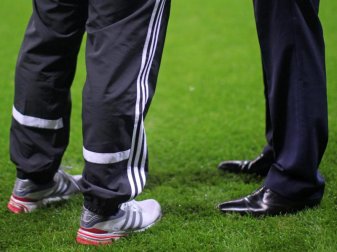 Im Fußball drohen wegen der Coronavirus-Krise finanzielle Einbußen. Die ersten Spielerberater reagieren darauf. Foto: Fredrik von Erichsen/dpa