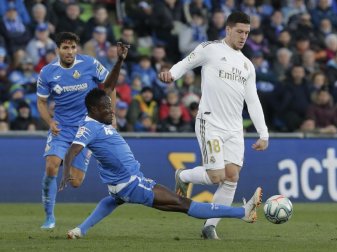Luka Jovic (r) spielt jetzt für Real Madrid. Foto: Paul White/AP/dpa