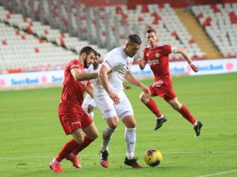 Lukas Podolski (M) steht bei Antalyaspor unter Vertrag. Foto: Uncredited/AP/dpa
