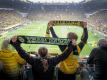 Statt im Stadion sollen die BVB-Fans die Hymne «You‘ll Never Walk Alone» am offenen Fenster oder vom Balkon singen. Foto: Friso Gentsch/dpa