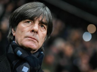 Geht bei der Debatte um einen Gehaltsverzict mit gutem Beispiel voran: Bundestrainer Joachim Löw. Foto: Tom Weller/dpa Geht bei der Debatte um einen Gehaltsverzict mit gutem Beispiel voran: Bundestrainer Joachim Löw. Foto: Tom Weller/dpa