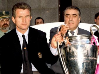 Der ehemalige Real-Präsident Lorenzo Sanz (r) 1998 nach dem Gewinn der Champions League mit dem damaligen Trainer Jupp Heynckes. Foto: Gustavo_Cuevas/epa efe/dpa Der ehemalige Real-Präsident Lorenzo Sanz (r) 1998 nach dem Gewinn der Champions League mit dem damaligen Trainer Jupp Heynckes. Foto: Gustavo_Cuevas/epa efe/dpa