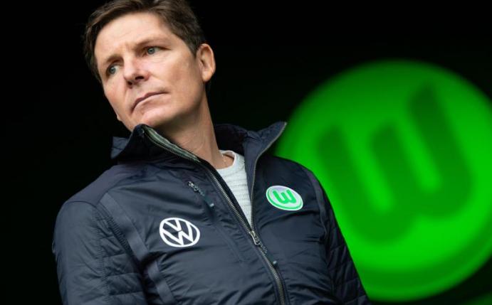 Trainer Oliver Glasner hat für die Wolfsburger Spieler am Montag eigentlich ein Training geplant. Foto: Swen Pförtner/dpa