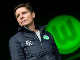 Trainer Oliver Glasner hat für die Wolfsburger Spieler am Montag eigentlich ein Training geplant. Foto: Swen Pförtner/dpa Trainer Oliver Glasner hat für die Wolfsburger Spieler am Montag eigentlich ein Training geplant. Foto: Swen Pförtner/dpa