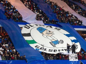 Fans des FC Schalke 04 haben sich in der Corona-Krise einen besonderen Lieferservice ausgedacht. Foto: Timm Schamberger/dpa Fans des FC Schalke 04 haben sich in der Corona-Krise einen besonderen Lieferservice ausgedacht. Foto: Timm Schamberger/dpa