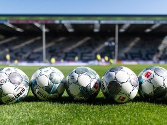 Die Coronavirus-Pandemie bedroht auch das globale Fußball-Business. Foto: Patrick Seeger/dpa Die Coronavirus-Pandemie bedroht auch das globale Fußball-Business. Foto: Patrick Seeger/dpa