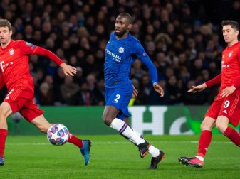 Antonio Rüdiger (M.) findet es wichtig, seine Reichweite zu nutzen, um die Botschaften der Gesundheitsexperten zu bekräftigen. Foto: Sven Hoppe/dpa Antonio Rüdiger (M.) findet es wichtig, seine Reichweite zu nutzen, um die Botschaften der Gesundheitsexperten zu bekräftigen. Foto: Sven Hoppe/dpa