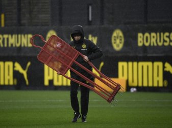 Weiterhin nicht auf dem Platz: BVB-Trainer Lucien Favre Weiterhin nicht auf dem Platz: BVB-Trainer Lucien Favre