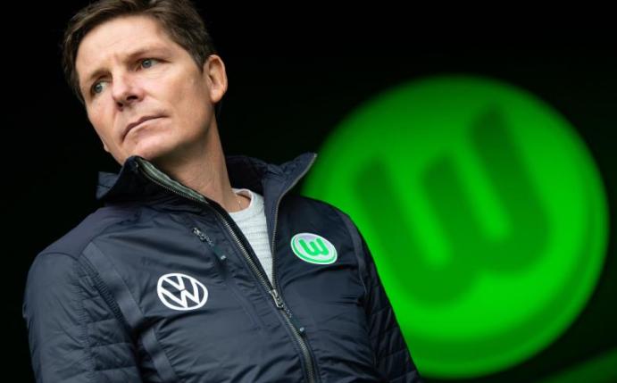 Wolfsburgs Coach Oliver Glasner bat seine Spieler wieder zum Training. Foto: Swen Pförtner/dpa
