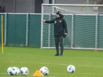 Der FC Augsburg hat wieder das Training aufgenommen: Heiko Herrlich gestikuliert auf dem Trainingsgelände. Foto: Stefan Puchner/dpa