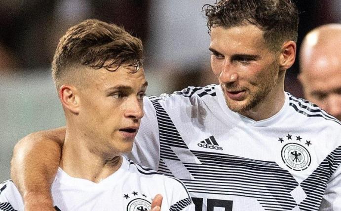 Joshua Kimmich (l) und Leon Goretzka haben die Initiative «We kick Corona» gestartet. Foto: Marius Becker/dpa