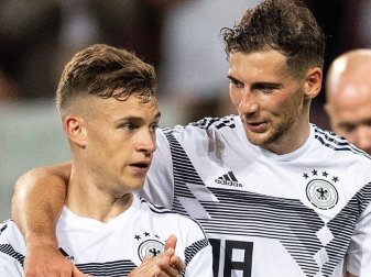 Joshua Kimmich (l) und Leon Goretzka haben die Initiative «We kick Corona» gestartet. Foto: Marius Becker/dpa Joshua Kimmich (l) und Leon Goretzka haben die Initiative «We kick Corona» gestartet. Foto: Marius Becker/dpa