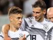 Joshua Kimmich (l) und Leon Goretzka haben die Initiative «We kick Corona» gestartet. Foto: Marius Becker/dpa