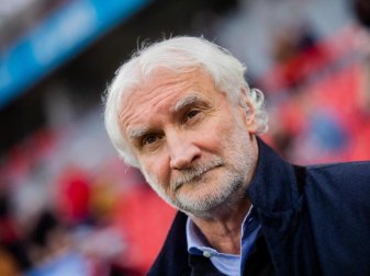 Laut Leverkusens Sportchef Rudi Völler sind Führung und Spieler des Vereins zu einem Gehaltsverzicht bereit. Foto: Rolf Vennenbernd/dpa Laut Leverkusens Sportchef Rudi Völler sind Führung und Spieler des Vereins zu einem Gehaltsverzicht bereit. Foto: Rolf Vennenbernd/dpa