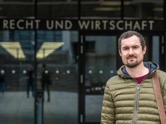 Sebastian Nachreiner arbeitet an seiner Promotion in Jura. Foto: Armin Weigel/dpa