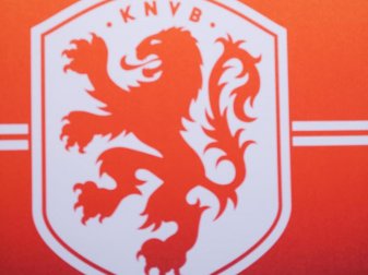 Logo des Fußballverbandes der Niederlande, KNVB. Foto: Joel Marklund/Zuma Press/dpa Logo des Fußballverbandes der Niederlande, KNVB. Foto: Joel Marklund/Zuma Press/dpa