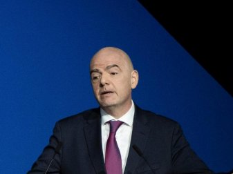 Begrüßt die Verlegung der Olympischen Spiele: Gianni Infantino, FIFA-Präsident. Foto: Peter Dejong/AP/dpa Begrüßt die Verlegung der Olympischen Spiele: Gianni Infantino, FIFA-Präsident. Foto: Peter Dejong/AP/dpa