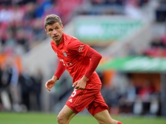 Thomas Müller spendiert Helfern Essen Thomas Müller spendiert Helfern Essen