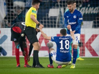 Daniel Caligiuri (M.) hatte sich im Pokalspiel gegen Hertha am Knie verletzt. Foto: Bernd Thissen/dpa Daniel Caligiuri (M.) hatte sich im Pokalspiel gegen Hertha am Knie verletzt. Foto: Bernd Thissen/dpa