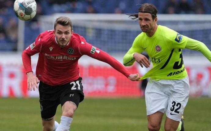 Auch der zweite bei Hannover 96 positiv auf das Coronavirus getestete Fußball-Profi, Jannes Horn (l), ist wieder gesund. Foto: Peter Steffen/dpa