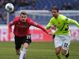 Auch der zweite bei Hannover 96 positiv auf das Coronavirus getestete Fußball-Profi, Jannes Horn (l), ist wieder gesund. Foto: Peter Steffen/dpa Auch der zweite bei Hannover 96 positiv auf das Coronavirus getestete Fußball-Profi, Jannes Horn (l), ist wieder gesund. Foto: Peter Steffen/dpa