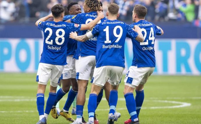 Auch die Schalker Spieler verzichten auf Gehalt. Foto: David Inderlied/dpa