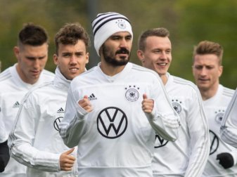 Nationalspieler Ilkay Gündogan (M.) hilft dem Kreis Heinsberg. Foto: Bernd Thissen/dpa Nationalspieler Ilkay Gündogan (M.) hilft dem Kreis Heinsberg. Foto: Bernd Thissen/dpa