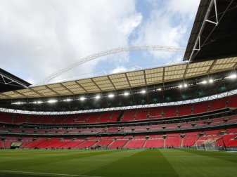 Wembley Tricolori: Stadion leuchtet Grün, Weiß und Rot Wembley Tricolori: Stadion leuchtet Grün, Weiß und Rot