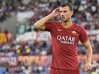 Neben Nahrungsmitteln: Dzeko verschenkt Trikot an Tifosi Neben Nahrungsmitteln: Dzeko verschenkt Trikot an Tifosi