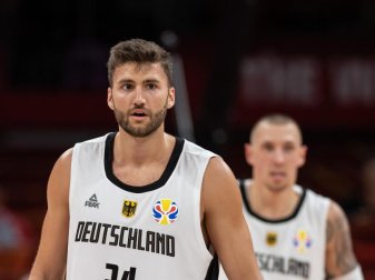 Sind auch bei #WeKickCorona dabei: Maximilian Kleber (vorne) und Daniel Theis. Foto: Swen Pförtner/dpa Sind auch bei #WeKickCorona dabei: Maximilian Kleber (vorne) und Daniel Theis. Foto: Swen Pförtner/dpa
