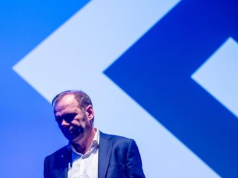 Muss beim HSV gehen: Vorstandsboss Bernd Hoffmann. Foto: Axel Heimken/dpa Muss beim HSV gehen: Vorstandsboss Bernd Hoffmann. Foto: Axel Heimken/dpa