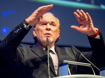 Fordert mehr Engagement von Investor Klaus-Michael Kühne: Der ehemalige HSV-Präsident Jürgen Hunke. Foto: Axel Heimken/dpa Fordert mehr Engagement von Investor Klaus-Michael Kühne: Der ehemalige HSV-Präsident Jürgen Hunke. Foto: Axel Heimken/dpa