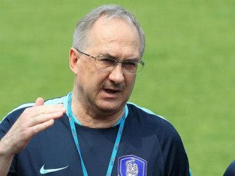 In Quarantäne statt in China: Uli Stielike. Foto: -/YNA/dpa In Quarantäne statt in China: Uli Stielike. Foto: -/YNA/dpa