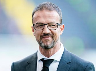 Gibt Entwarnung für die vier positiv auf das Coronavirus getesteten Frankfurter Teammitglieder: Sport-Vorstand Fredi Bobic. Foto: Uwe Anspach/dpa Gibt Entwarnung für die vier positiv auf das Coronavirus getesteten Frankfurter Teammitglieder: Sport-Vorstand Fredi Bobic. Foto: Uwe Anspach/dpa