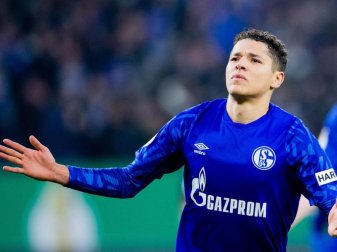 Ist von seinem Verein FC Schalke 04 mit einer empfindlichen Geldstrafe belegt worden: Amine Harit. Foto: Rolf Vennenbernd/dpa Ist von seinem Verein FC Schalke 04 mit einer empfindlichen Geldstrafe belegt worden: Amine Harit. Foto: Rolf Vennenbernd/dpa