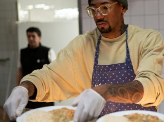 Jerome Boateng unterstützt Tafel Jerome Boateng unterstützt Tafel
