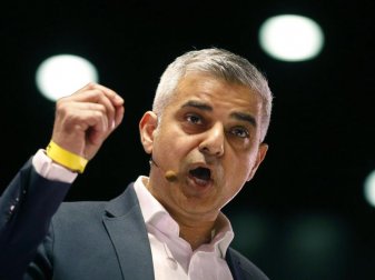 Sadiq Khan bittet die Londoner Fußball-Clubs um Hilfe. Foto: Frank Augstein/AP/dpa
