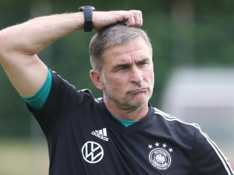 Schaut mit einer gewissen Zurückhaltung für die U21 auf die kommenden Jahre: Trainer Stefan Kuntz. Foto: Cézaro De Luca/dpa Schaut mit einer gewissen Zurückhaltung für die U21 auf die kommenden Jahre: Trainer Stefan Kuntz. Foto: Cézaro De Luca/dpa