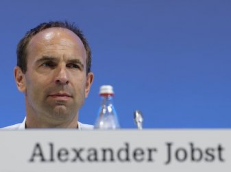 Verzichtet auch auf einen Teil seines Gehalts: Schalkes Vorstand Alexander Jobst. Foto: Tim Rehbein/dpa Verzichtet auch auf einen Teil seines Gehalts: Schalkes Vorstand Alexander Jobst. Foto: Tim Rehbein/dpa