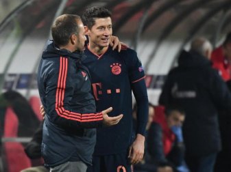 Hansi Flick (l) traut Robert Lewandowski Gerd Müllers 40-Tore-Marke zu. Foto: Sven Hoppe/dpa Hansi Flick (l) traut Robert Lewandowski Gerd Müllers 40-Tore-Marke zu. Foto: Sven Hoppe/dpa