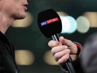 Kommt mit Bundesliga-Konferenz zurück: Der Bezahlsender Sky. Foto: Friso Gentsch/dpa