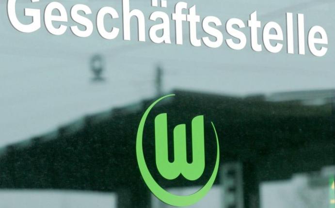 Spieler des VfL Wolfsburg beteiligen sich an Solidaritätsmaßnahmen. Foto: Jens Wolf/dpa