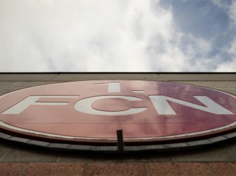 Der 1. FC Nürnberg geht in Kurzarbeit: Logo des Zweitligisten. Foto: Daniel Karmann/dpa