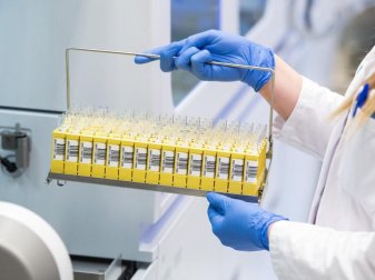 Laut dem MDR sollen die Bundesliga-Profis alle drei Tage auf eine mögliche Infektion mit dem Coronavirus getestet werden. Foto: Daniel Bockwoldt/dpa