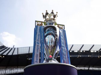 Die Trophäe der englischen Fußball Premier League: Derzeit steht auch auf der Insel der Fußball still. Foto: Martin Rickett/PA Wire/dpa