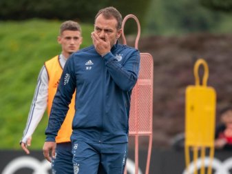 Nimmt mit dem FC Bayern offenbar das Training wieder auf:FCB-Coach Hansi Flick. Foto: Peter Kneffel/dpa Nimmt mit dem FC Bayern offenbar das Training wieder auf:FCB-Coach Hansi Flick. Foto: Peter Kneffel/dpa