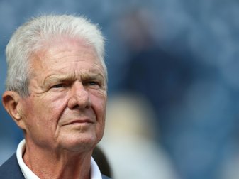 Hopp war zuvor einen Schritt auf die Anhänger zugegangen Hopp war zuvor einen Schritt auf die Anhänger zugegangen