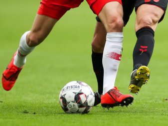 Offenbar fürchten die Verbände Klagewellen, sollte in den Ligen von den Regionalligen abwärts die Spielzeit vorzeitig beendet werden. Foto: Jan Woitas/dpa-Zentralbild/dpa