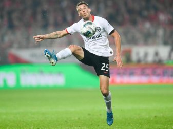 Erlebt derzeit das etwas andere Mannschaftstraining: Eintracht-Profi Erik Durm. Foto: Tom Weller/dpa