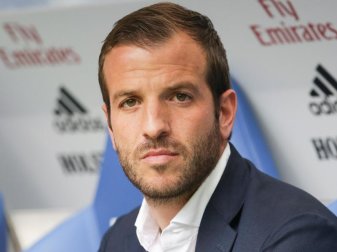 Schaut etwas besorgt auf den HSV: Ex-Spieler Rafael van der Vaart. Foto: Axel Heimken/dpa Schaut etwas besorgt auf den HSV: Ex-Spieler Rafael van der Vaart. Foto: Axel Heimken/dpa